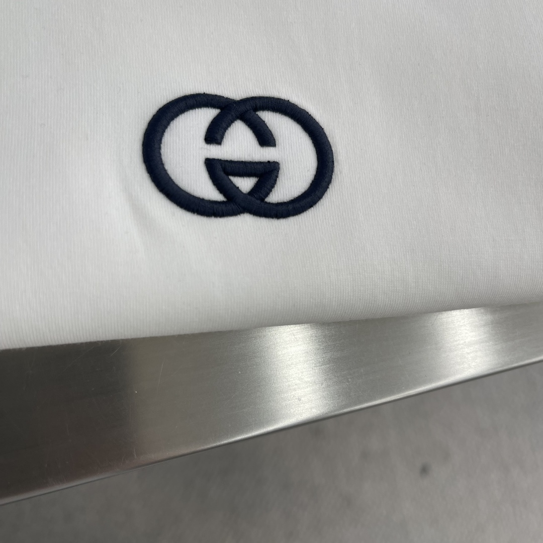 -GUCC 2025秋冬新款时尚休闲打底衫长袖T恤精选进口高密度双面拉架棉面料，精致原版logo打造，舒