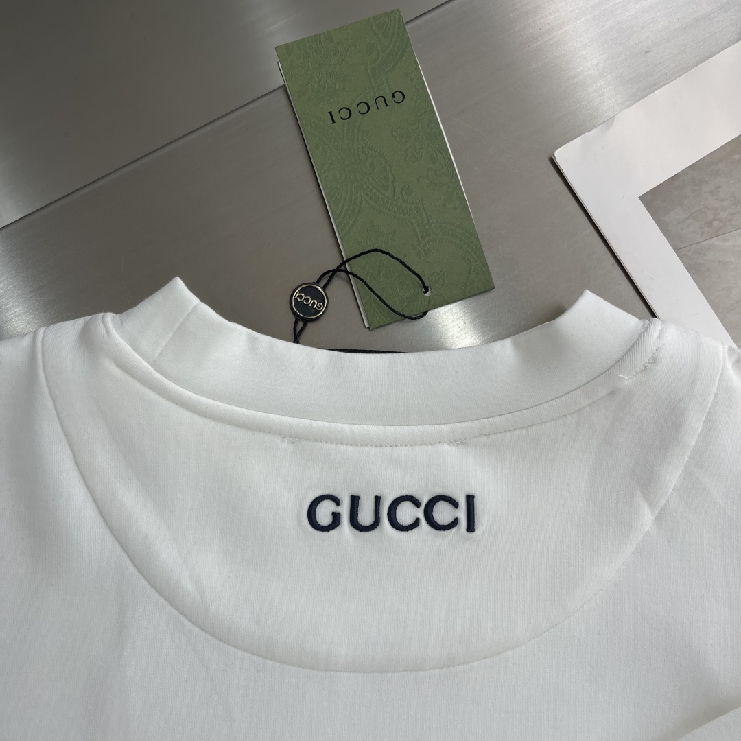 -GUCC 2025秋冬新款时尚休闲打底衫长袖T恤精选进口高密度双面拉架棉面料，精致原版logo打造，舒