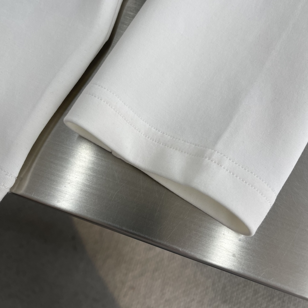 -GUCC 2025秋冬新款时尚休闲打底衫长袖T恤精选进口高密度双面拉架棉面料，精致原版logo打造，舒