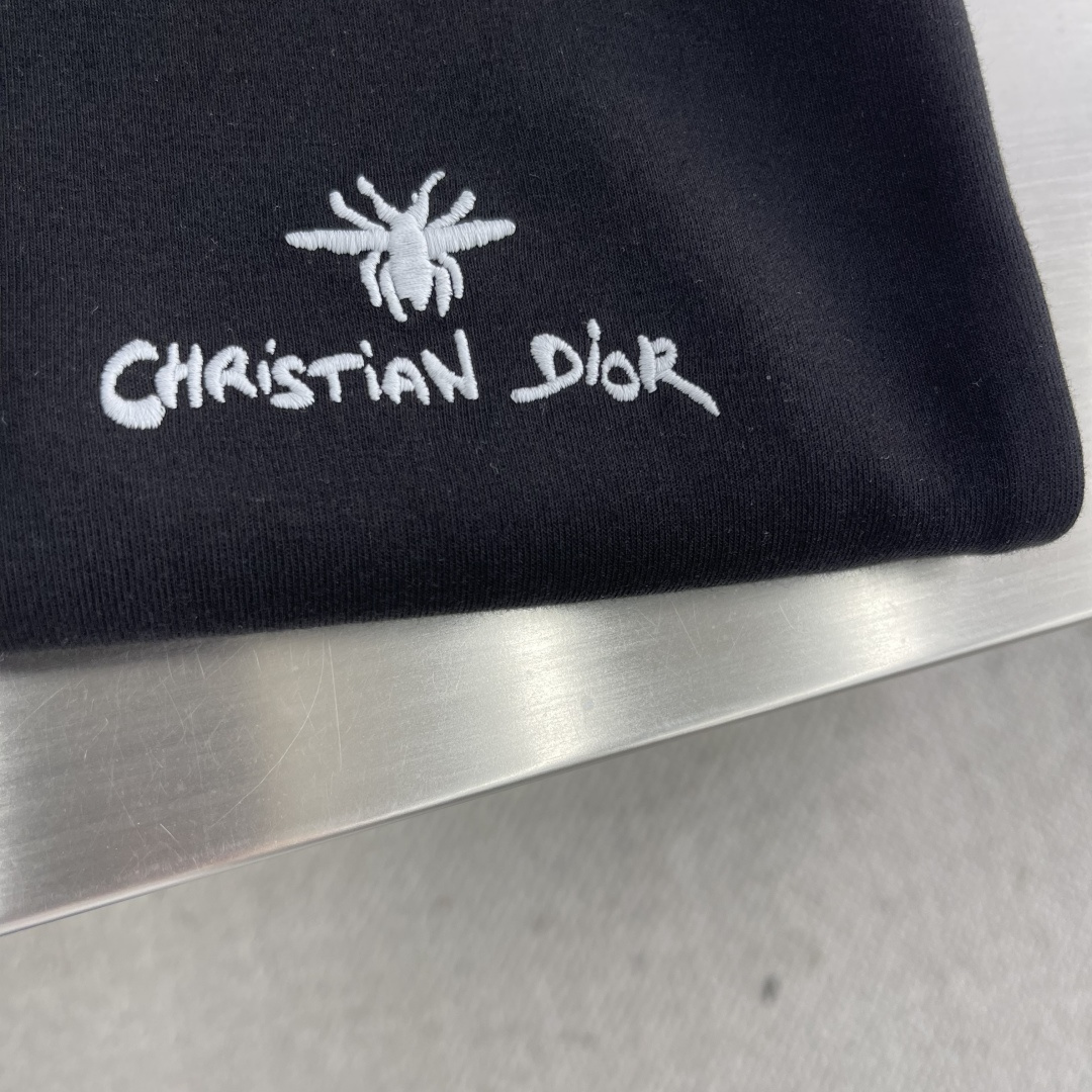 -Dio 小迪下摆蜜蜂签名刺绣纯棉短袖T恤 时髦百搭小蜜蜂经典T，小迪高级极简系列，宽松OS版型裁剪，不