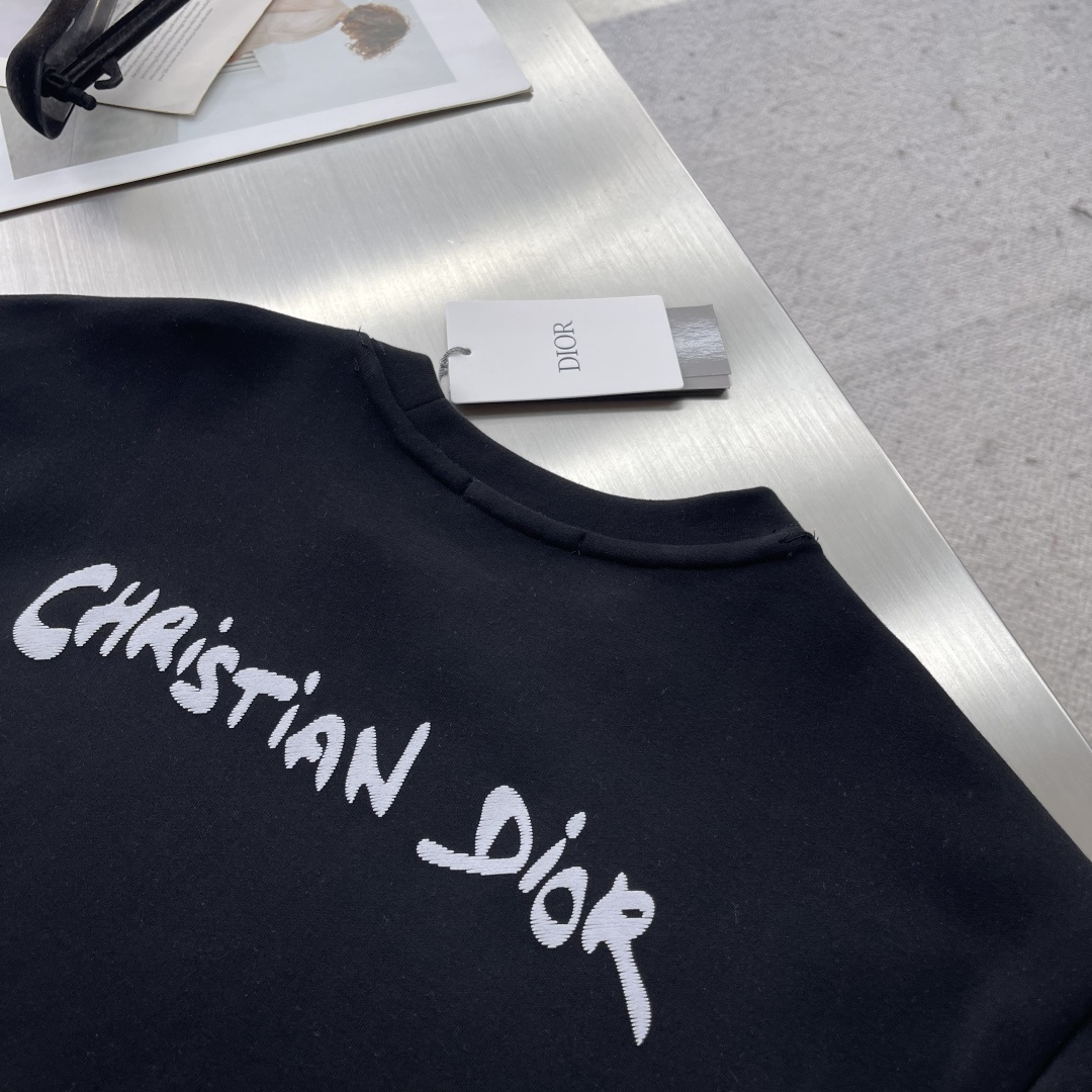 -Dio 小迪下摆蜜蜂签名刺绣纯棉短袖T恤 时髦百搭小蜜蜂经典T，小迪高级极简系列，宽松OS版型裁剪，不