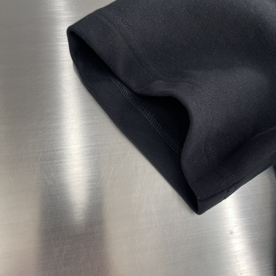 -Dio 小迪下摆蜜蜂签名刺绣纯棉短袖T恤 时髦百搭小蜜蜂经典T，小迪高级极简系列，宽松OS版型裁剪，不