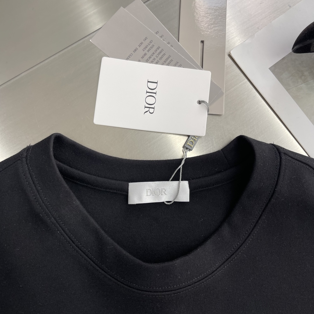 -Dio 小迪下摆蜜蜂签名刺绣纯棉短袖T恤 时髦百搭小蜜蜂经典T，小迪高级极简系列，宽松OS版型裁剪，不