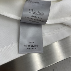 -Dio 小迪下摆蜜蜂签名刺绣纯棉短袖T恤 时髦百搭小蜜蜂经典T,小迪高级极简系列,宽松OS版型裁剪 -Dio 小迪下摆蜜蜂签名刺绣纯棉短袖T恤 时髦百搭小蜜蜂经典T,小迪高级极简系列,宽松OS版型裁剪