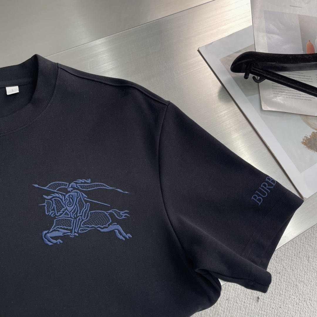 -BBR 25fw新款圆领T恤、285克重碳素磨毛纯棉面料 触感亲肤柔软且挺括有型 微阔宽松版型设计松弛