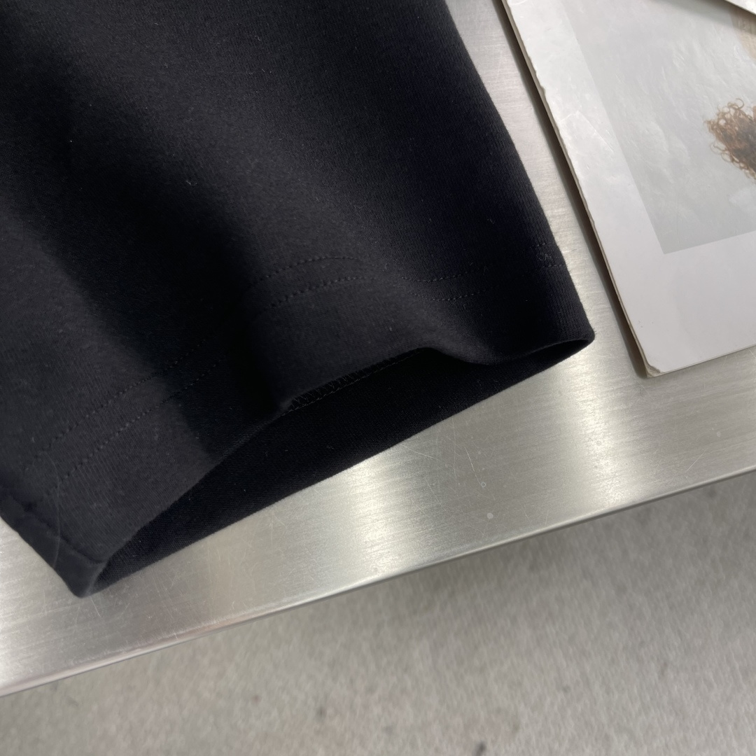 -BBR 25fw新款圆领T恤、285克重碳素磨毛纯棉面料 触感亲肤柔软且挺括有型 微阔宽松版型设计松弛