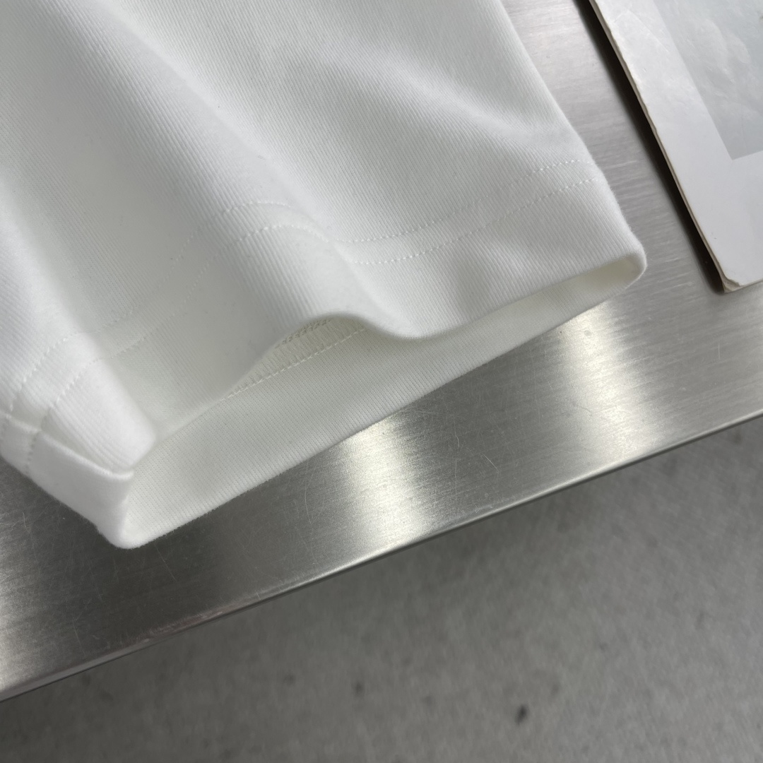 -BBR 25fw新款圆领T恤、285克重碳素磨毛纯棉面料 触感亲肤柔软且挺括有型 微阔宽松版型设计松弛