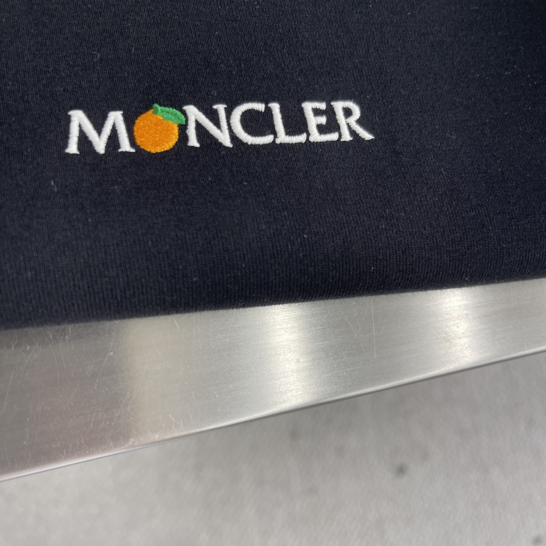 -mon 2025新款圆领短袖T恤定制面料 透气舒适度高，细节无可挑剔，品牌元素设计理念，体现高品质。手