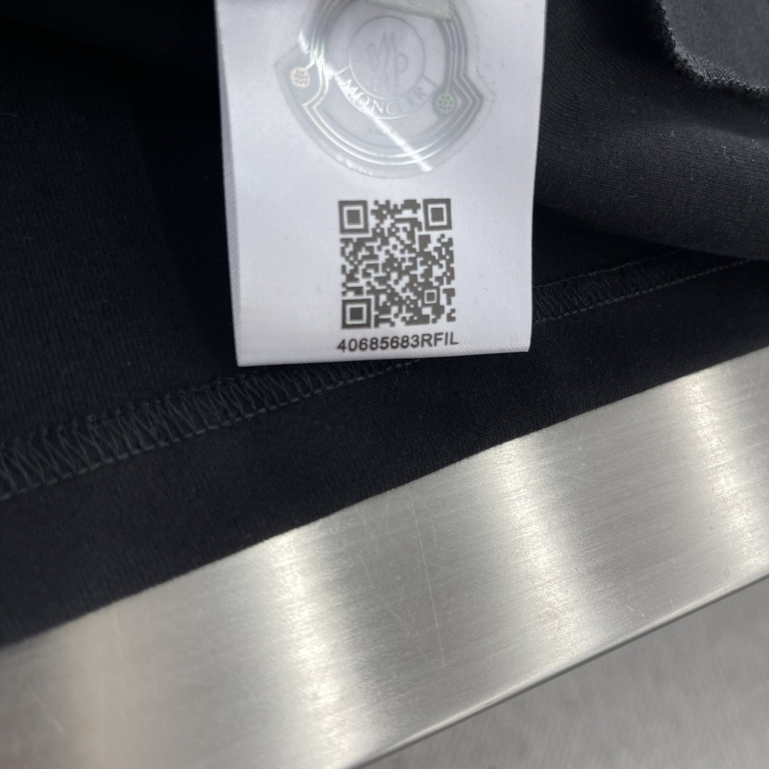 -mon 2025新款圆领短袖T恤定制面料 透气舒适度高，细节无可挑剔，品牌元素设计理念，体现高品质。手