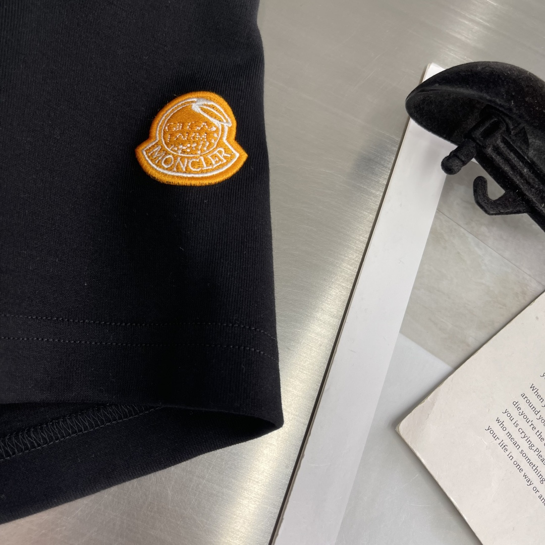 -mon 2025新款圆领短袖T恤定制面料 透气舒适度高，细节无可挑剔，品牌元素设计理念，体现高品质。手