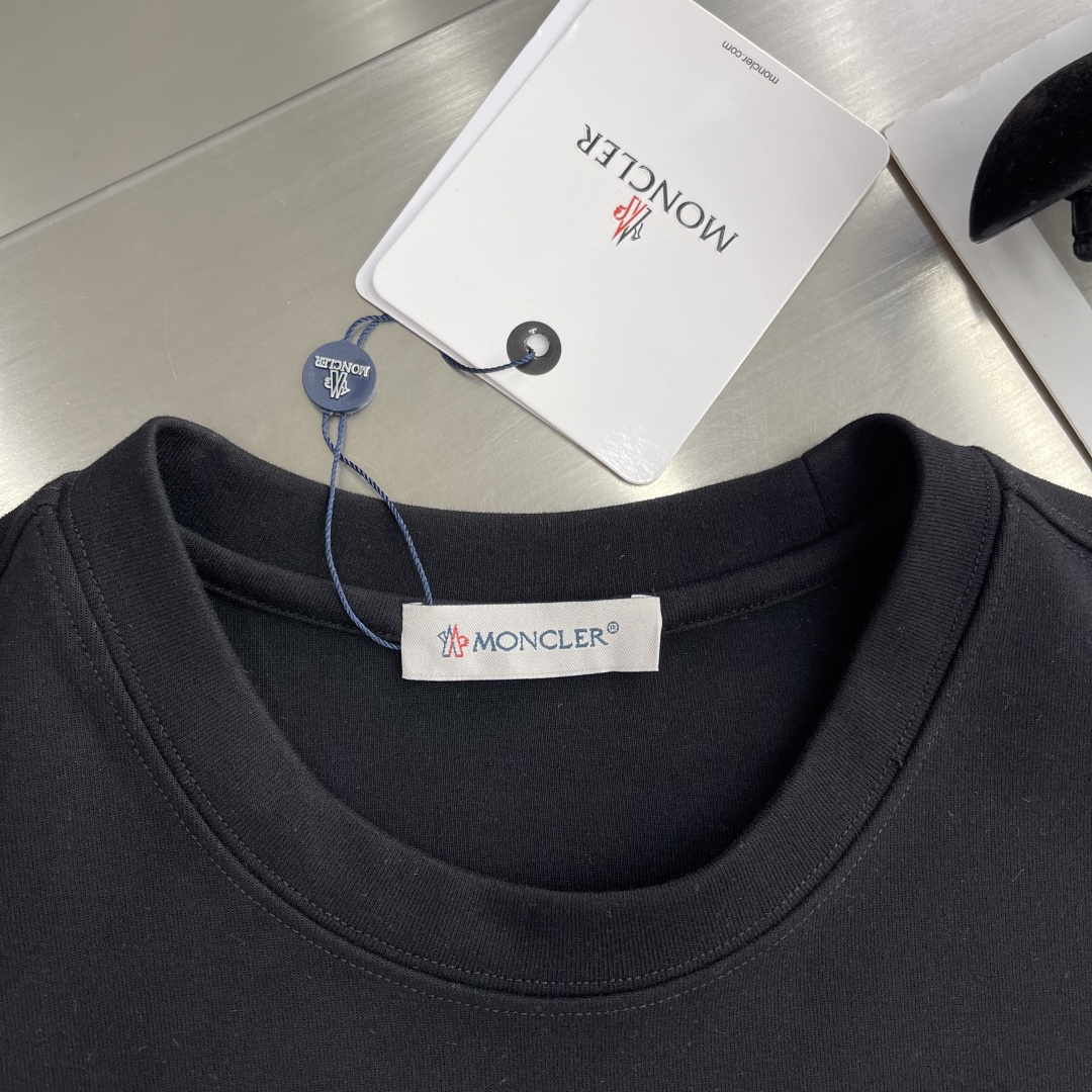 -mon 2025新款圆领短袖T恤定制面料 透气舒适度高，细节无可挑剔，品牌元素设计理念，体现高品质。手