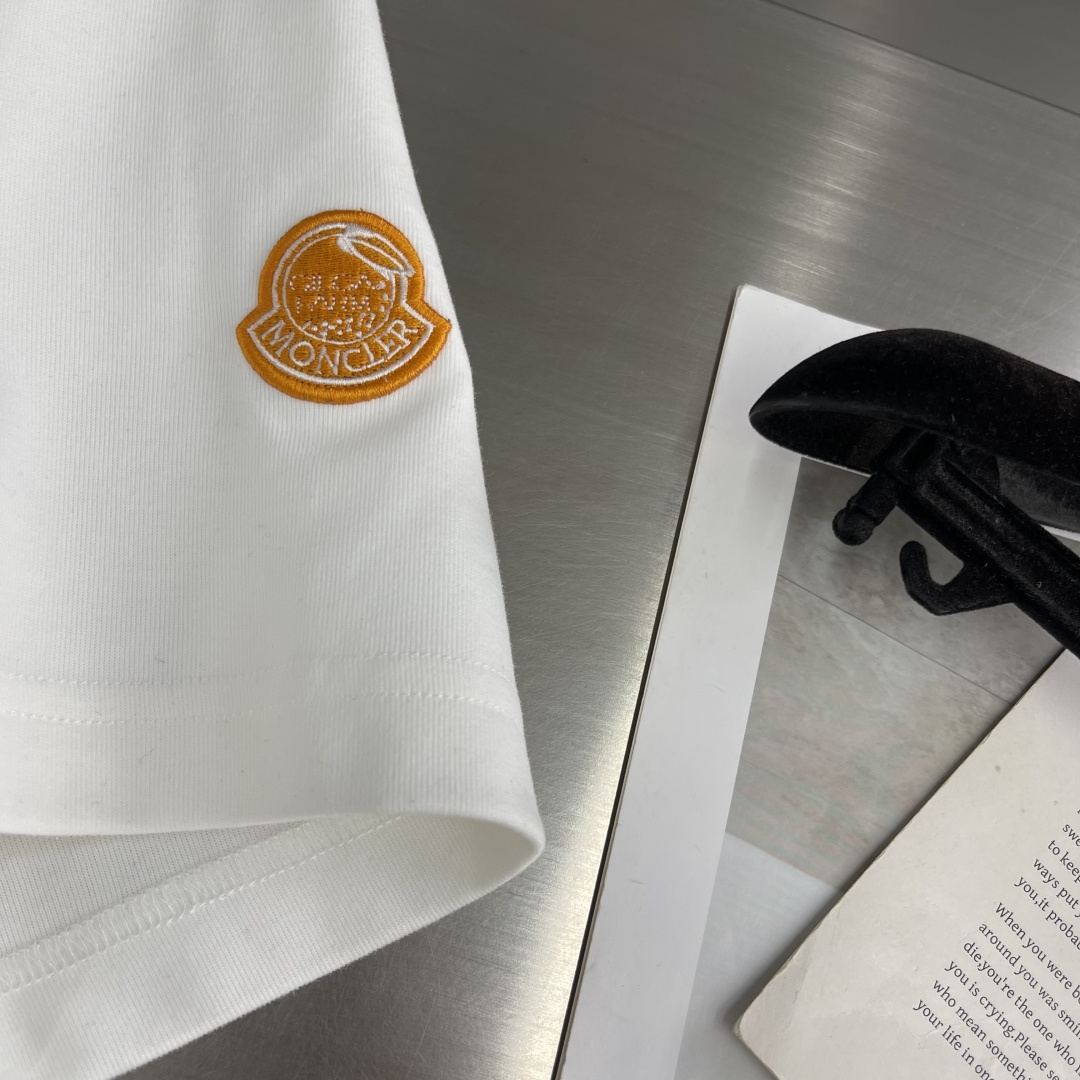 -mon 2025新款圆领短袖T恤定制面料 透气舒适度高，细节无可挑剔，品牌元素设计理念，体现高品质。手