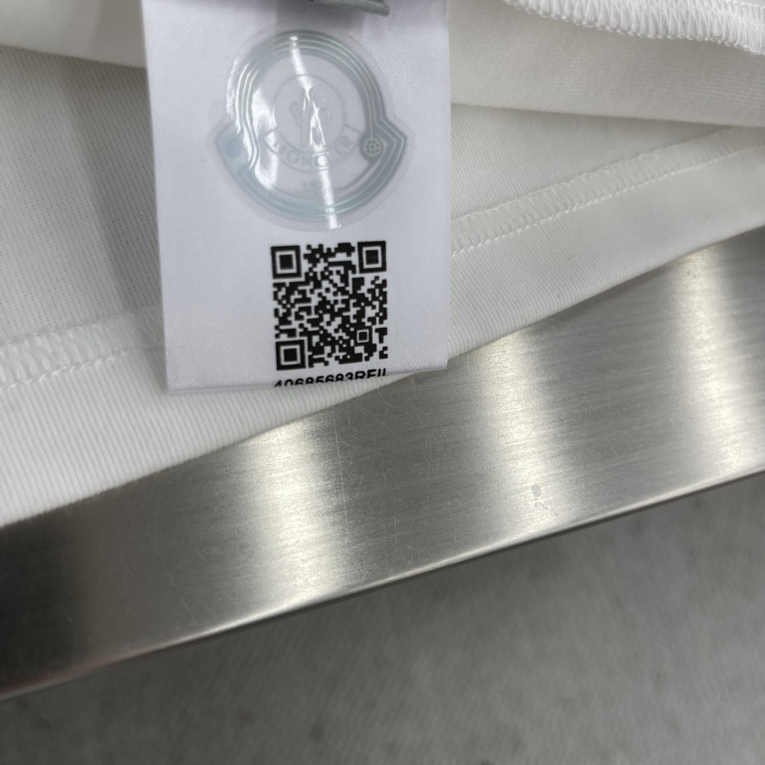 -mon 2025新款圆领短袖T恤定制面料 透气舒适度高，细节无可挑剔，品牌元素设计理念，体现高品质。手