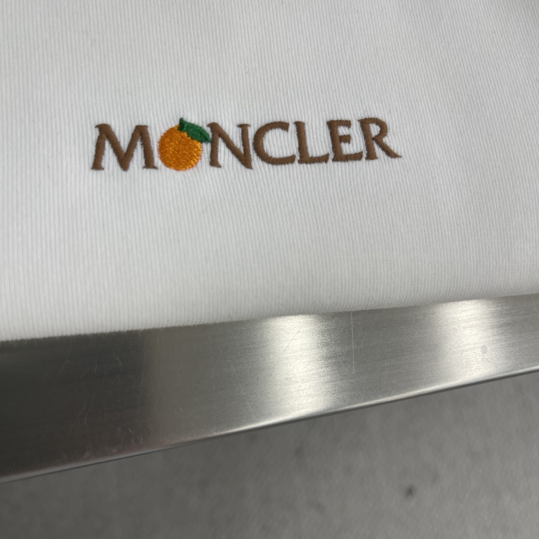 -mon 2025新款圆领短袖T恤定制面料 透气舒适度高，细节无可挑剔，品牌元素设计理念，体现高品质。手