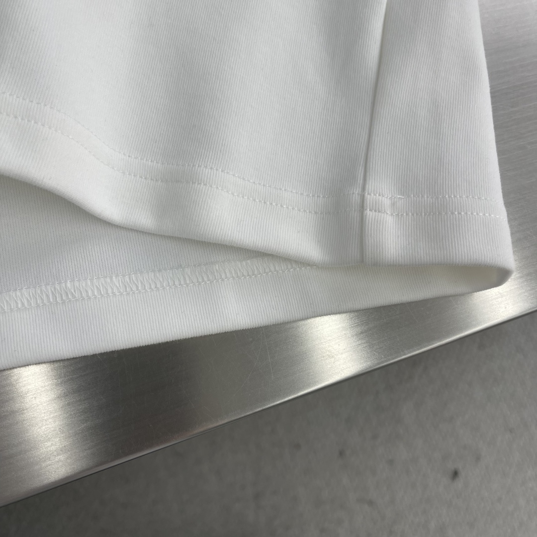 -mon 2025新款圆领短袖T恤定制面料 透气舒适度高，细节无可挑剔，品牌元素设计理念，体现高品质。手