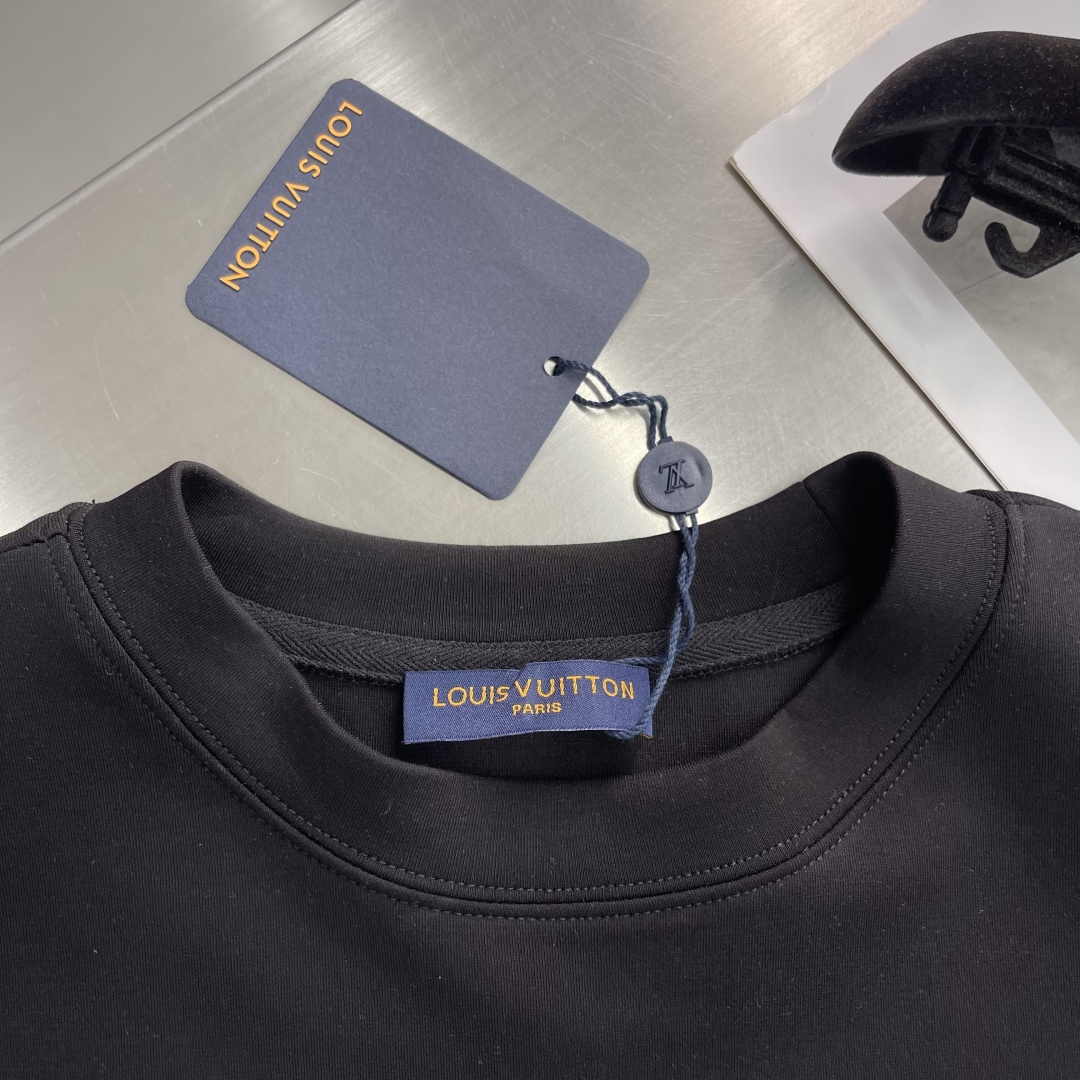 -驴牌 2025秋冬新款时尚休闲打底衫长袖T恤。精选进口高密度双面拉架棉面料，精致原版logo打造，舒适