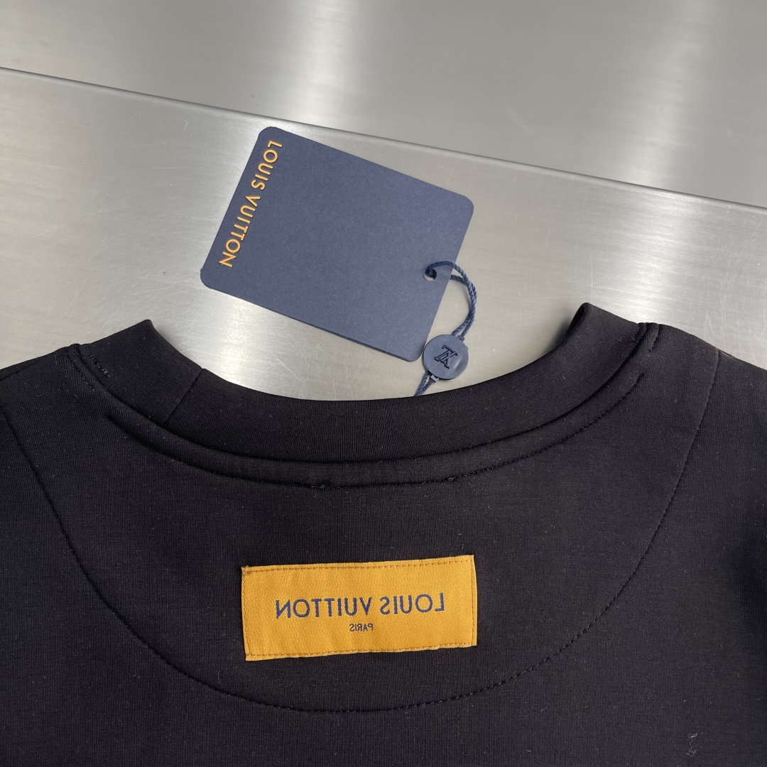 -驴牌 2025秋冬新款时尚休闲打底衫长袖T恤。精选进口高密度双面拉架棉面料，精致原版logo打造，舒适