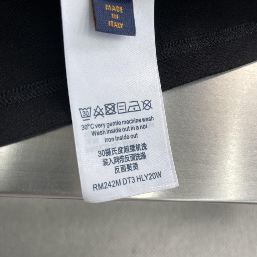 -驴牌 2025秋冬新款时尚休闲打底衫长袖T恤。精选进口高密度双面拉架棉面料，精致原版logo打造，舒适