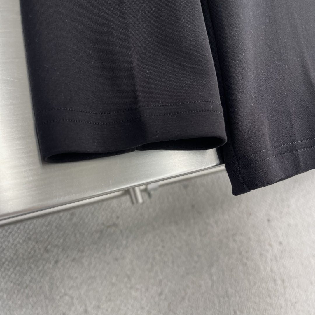 -LOEW 2025秋冬新款时尚休闲打底衫长袖T恤。精选进口高密度双面拉架棉面料，精致原版logo打造，