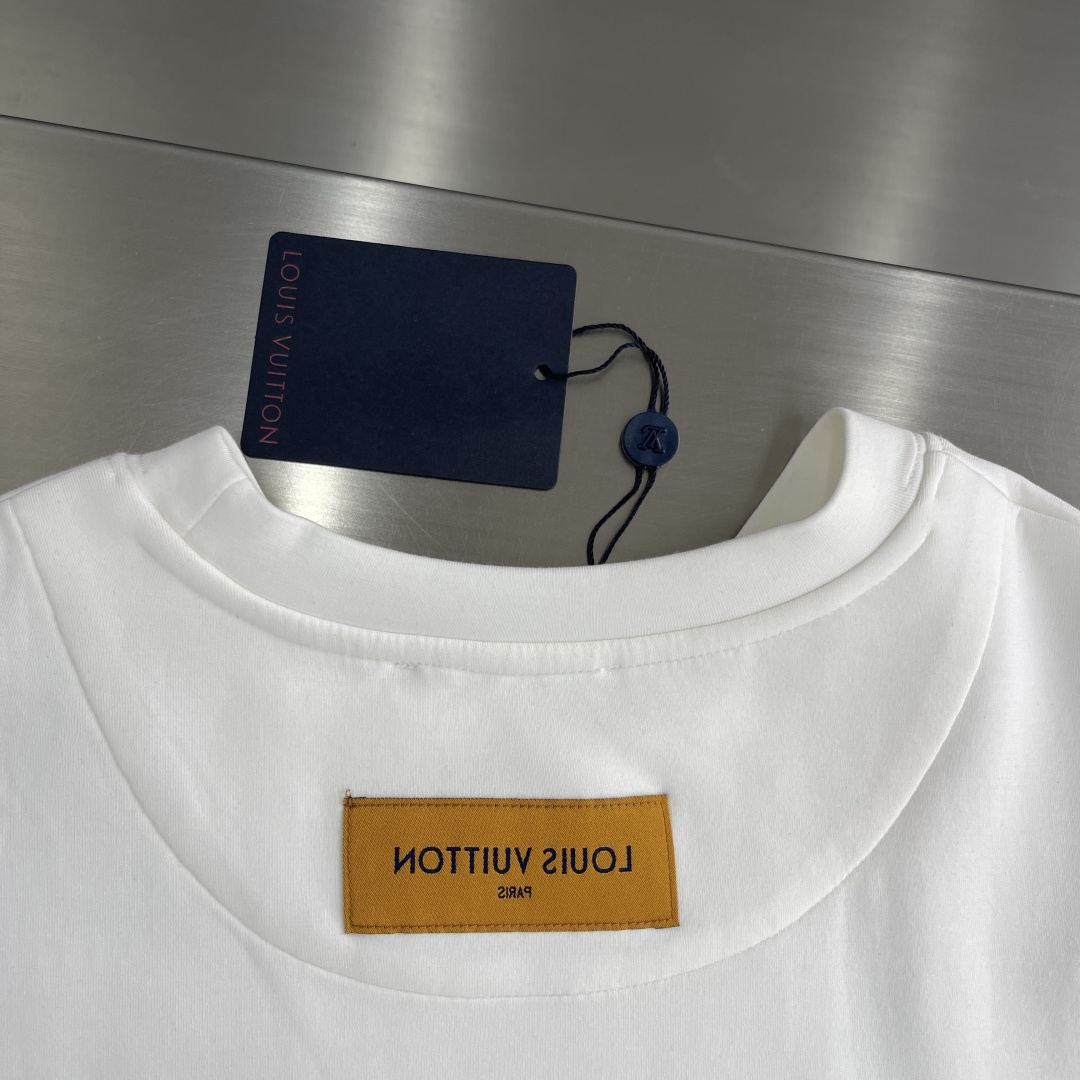 -驴牌 2025秋冬新款时尚休闲打底衫长袖T恤。精选进口高密度双面拉架棉面料，精致原版logo打造，舒适