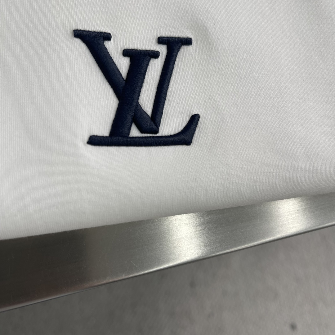 -驴牌 2025秋冬新款时尚休闲打底衫长袖T恤。精选进口高密度双面拉架棉面料，精致原版logo打造，舒适