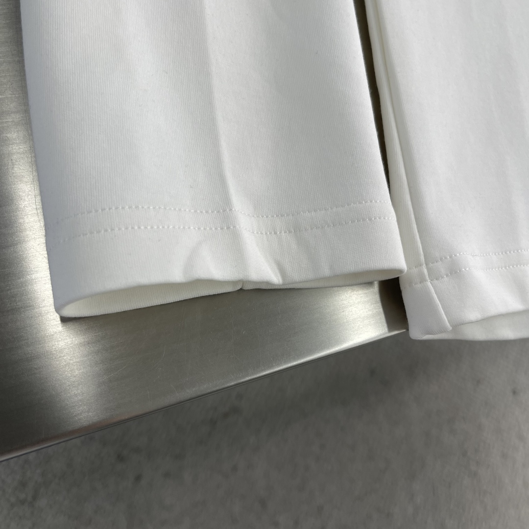 -LOEW 2025秋冬新款时尚休闲打底衫长袖T恤。精选进口高密度双面拉架棉面料，精致原版logo打造，