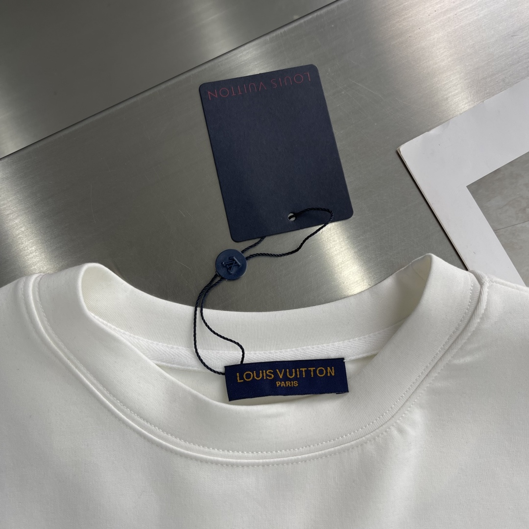 -驴牌 2025秋冬新款时尚休闲打底衫长袖T恤。精选进口高密度双面拉架棉面料，精致原版logo打造，舒适