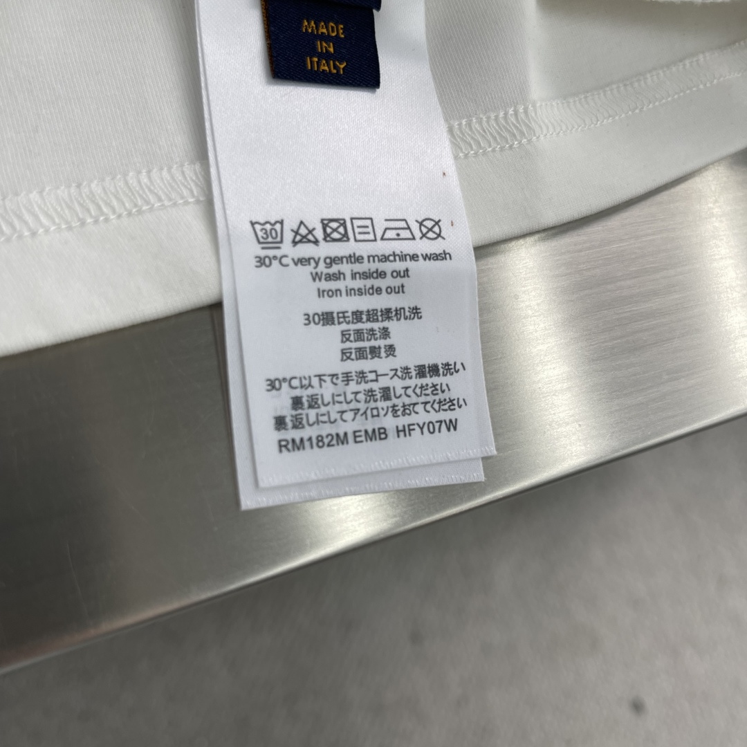 -驴牌 2025秋冬新款时尚休闲打底衫长袖T恤。精选进口高密度双面拉架棉面料，精致原版logo打造，舒适