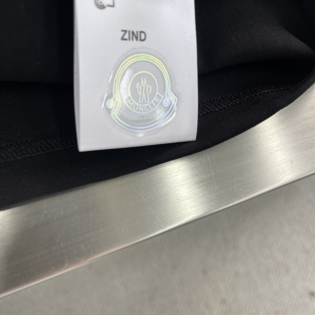 -mon 2025秋冬新款时尚休闲打底衫长袖T恤。精选进口高密度双面拉架棉面料，精致原版logo打造，舒