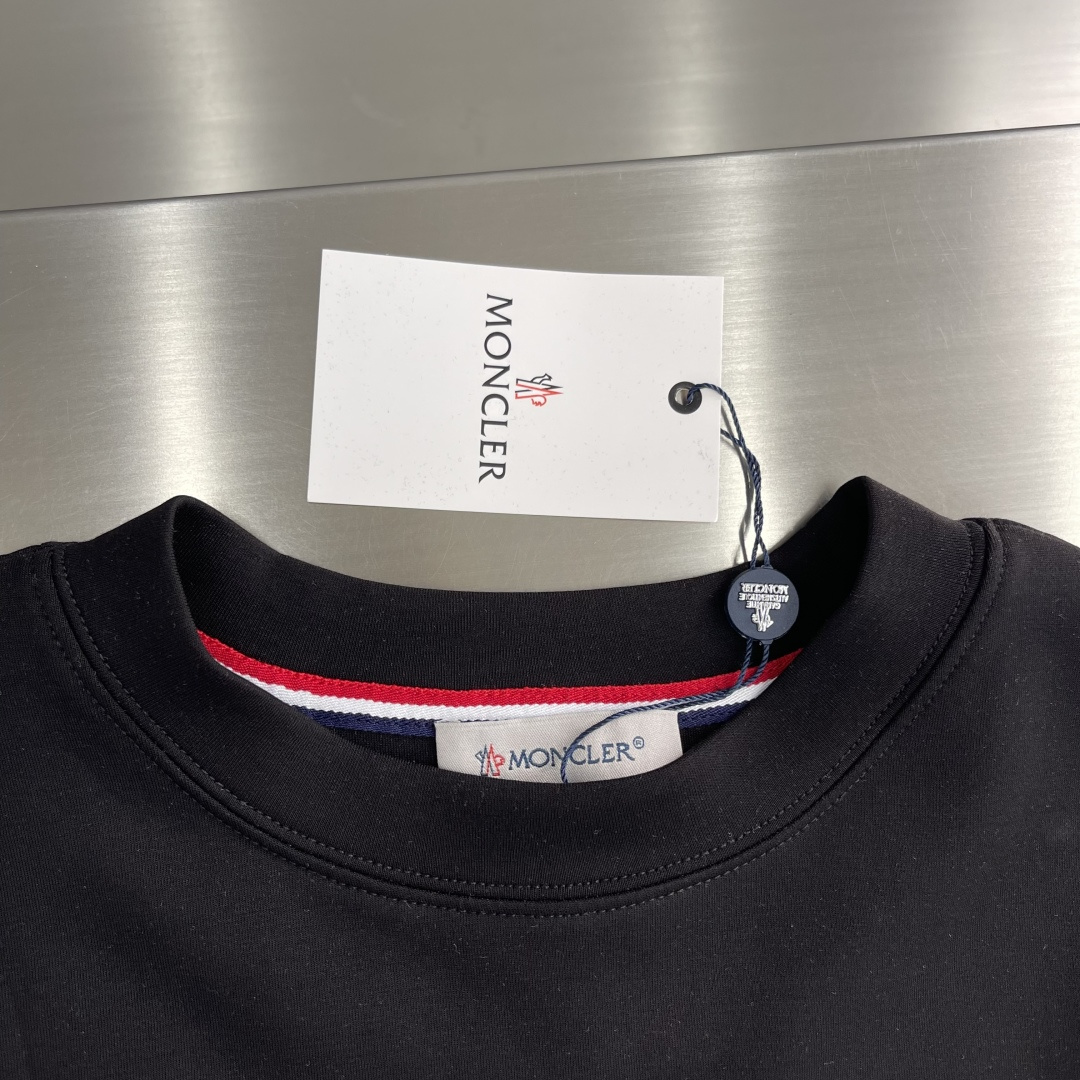 -mon 2025秋冬新款时尚休闲打底衫长袖T恤。精选进口高密度双面拉架棉面料，精致原版logo打造，舒