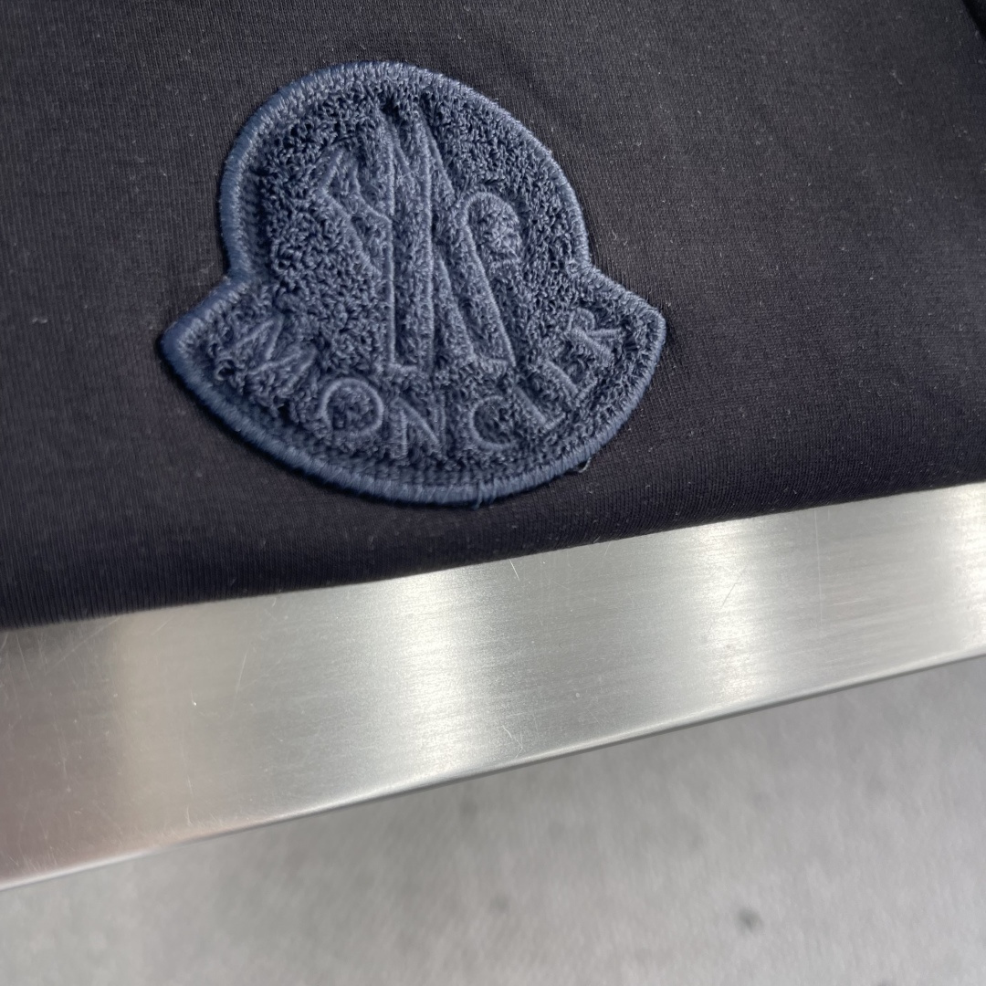 -mon 2025秋冬新款时尚休闲打底衫长袖T恤。精选进口高密度双面拉架棉面料，精致原版logo打造，舒