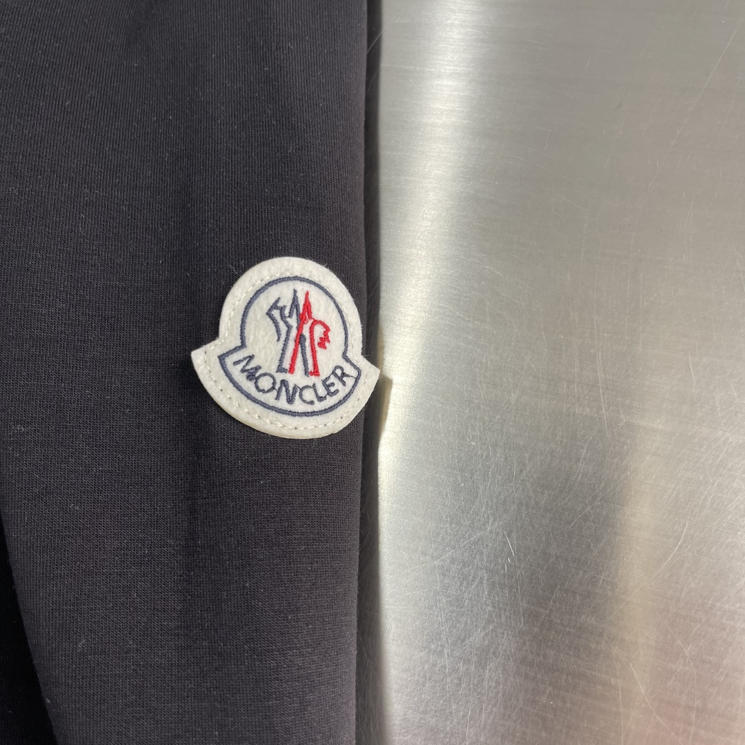 -mon 2025秋冬新款时尚休闲打底衫长袖T恤。精选进口高密度双面拉架棉面料，精致原版logo打造，舒