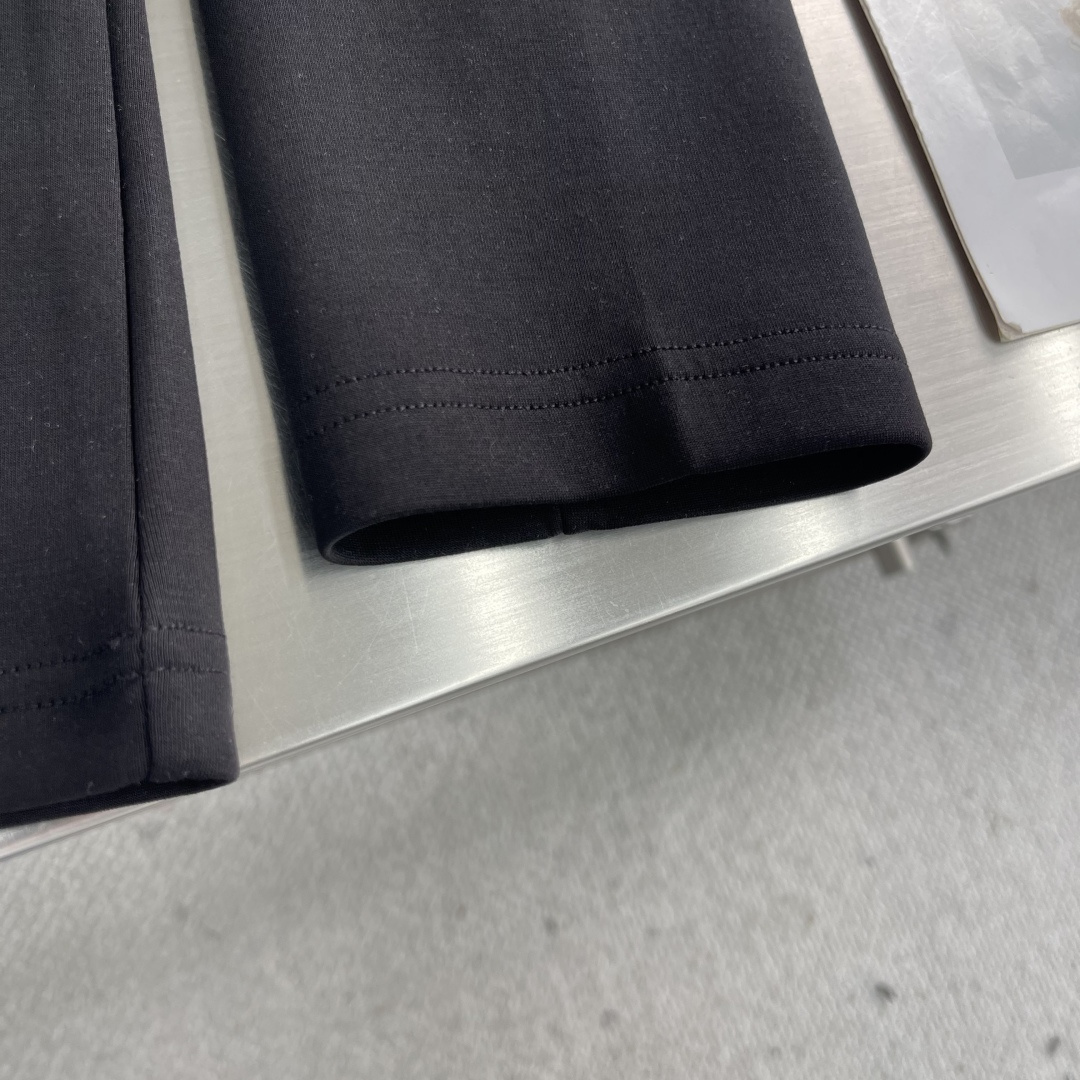 -mon 2025秋冬新款时尚休闲打底衫长袖T恤。精选进口高密度双面拉架棉面料，精致原版logo打造，舒