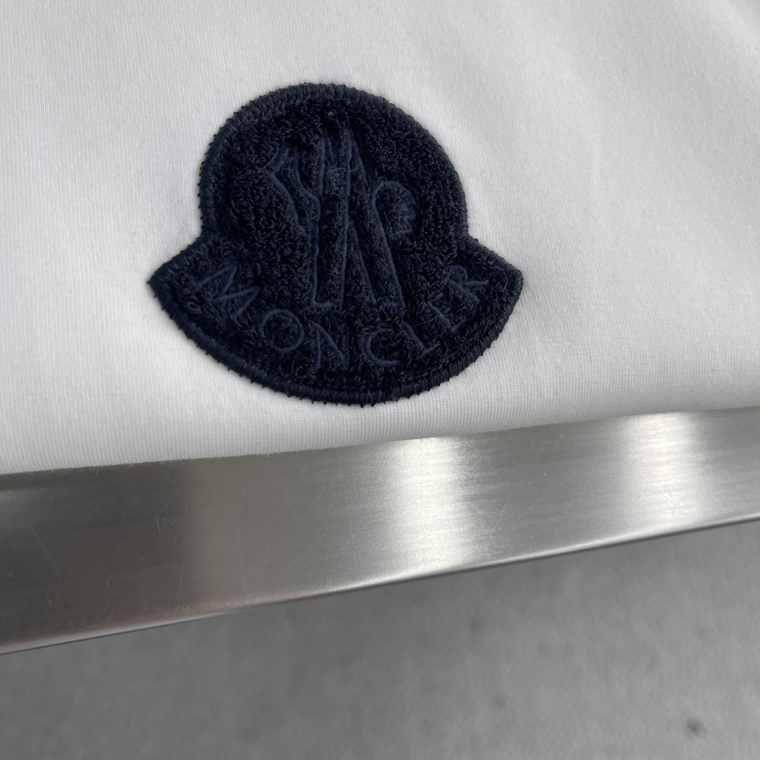 -mon 2025秋冬新款时尚休闲打底衫长袖T恤。精选进口高密度双面拉架棉面料，精致原版logo打造，舒