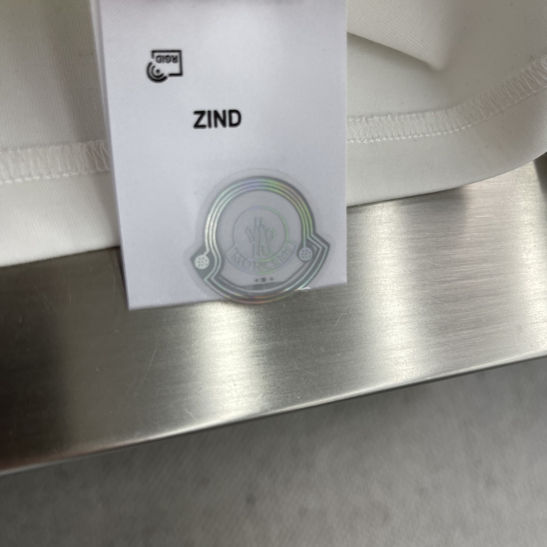 -mon 2025秋冬新款时尚休闲打底衫长袖T恤。精选进口高密度双面拉架棉面料，精致原版logo打造，舒