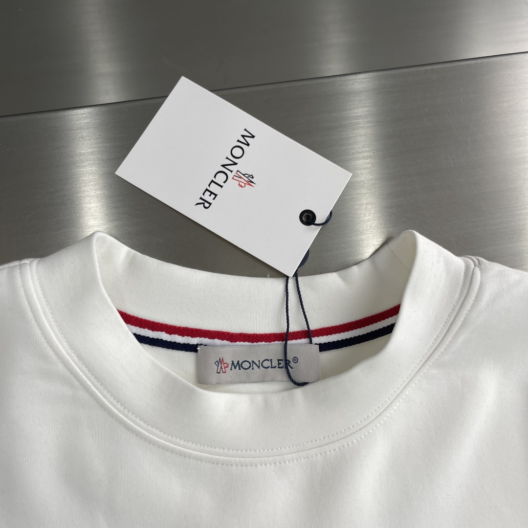 -mon 2025秋冬新款时尚休闲打底衫长袖T恤。精选进口高密度双面拉架棉面料，精致原版logo打造，舒