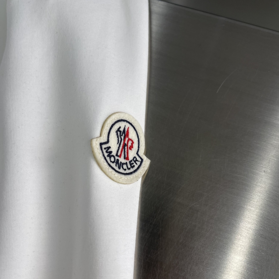 -mon 2025秋冬新款时尚休闲打底衫长袖T恤。精选进口高密度双面拉架棉面料，精致原版logo打造，舒