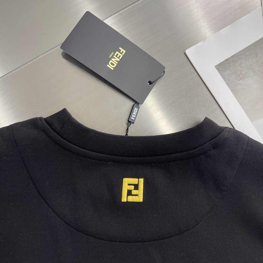 -FEND 2025秋冬新款时尚休闲打底衫长袖T恤精选进口高密度双面拉架棉面料，精致原版logo打造，舒