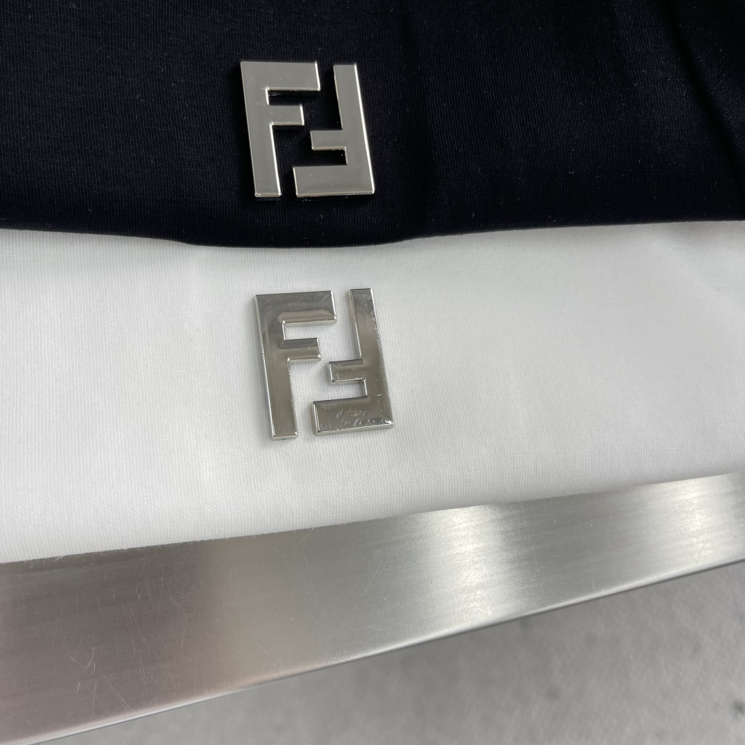 -FEND 2025秋冬新款时尚休闲打底衫长袖T恤精选进口高密度双面拉架棉面料，精致原版logo打造，舒