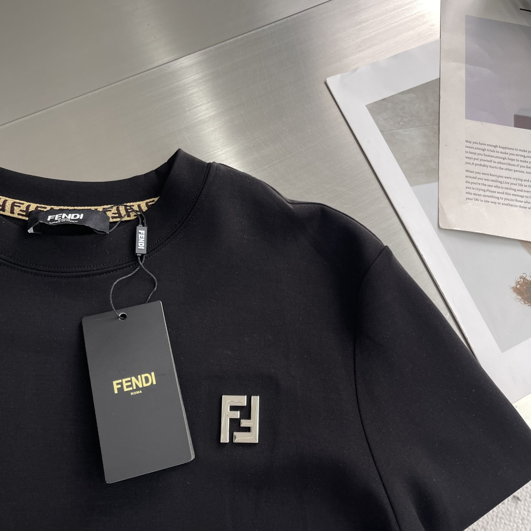 -FEND 2025秋冬新款时尚休闲打底衫长袖T恤精选进口高密度双面拉架棉面料，精致原版logo打造，舒