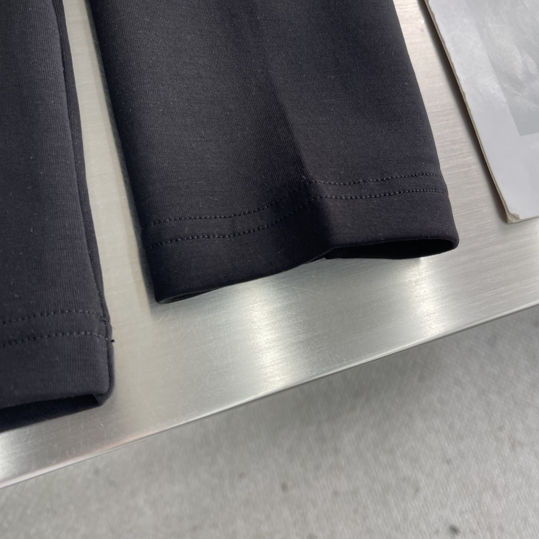 -FEND 2025秋冬新款时尚休闲打底衫长袖T恤精选进口高密度双面拉架棉面料，精致原版logo打造，舒