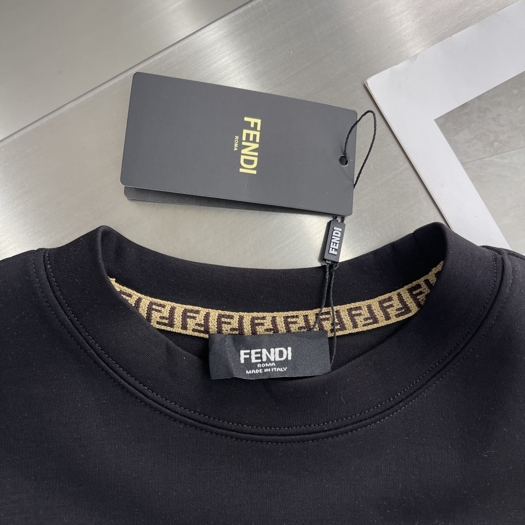 -FEND 2025秋冬新款时尚休闲打底衫长袖T恤精选进口高密度双面拉架棉面料，精致原版logo打造，舒