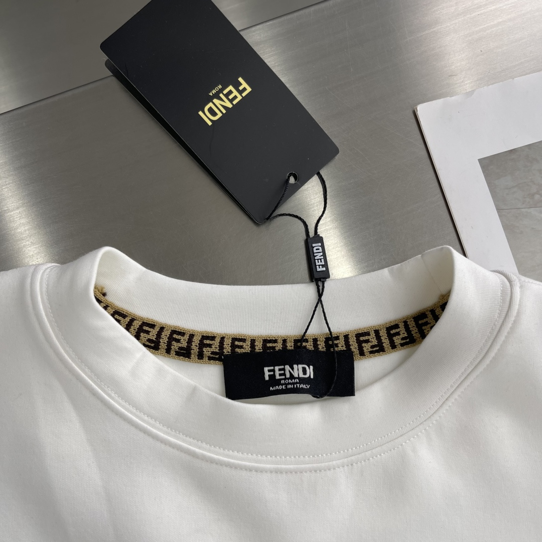 -FEND 2025秋冬新款时尚休闲打底衫长袖T恤精选进口高密度双面拉架棉面料，精致原版logo打造，舒