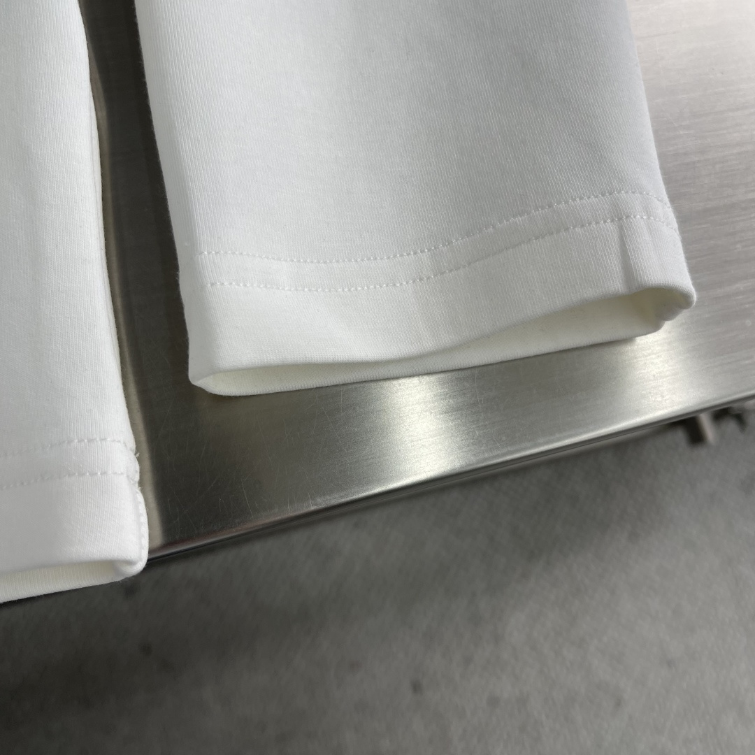 -FEND 2025秋冬新款时尚休闲打底衫长袖T恤精选进口高密度双面拉架棉面料，精致原版logo打造，舒