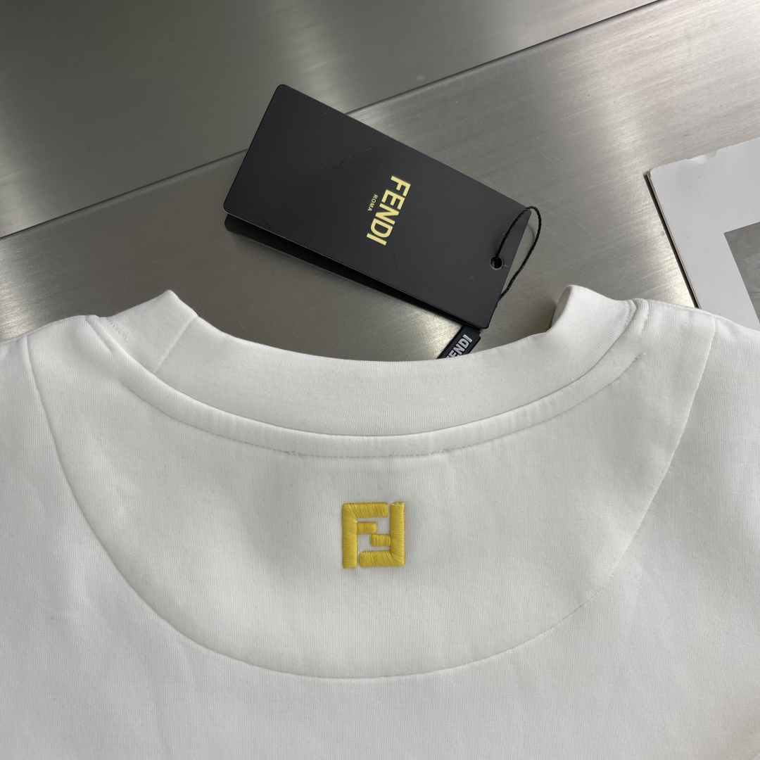 -FEND 2025秋冬新款时尚休闲打底衫长袖T恤精选进口高密度双面拉架棉面料，精致原版logo打造，舒