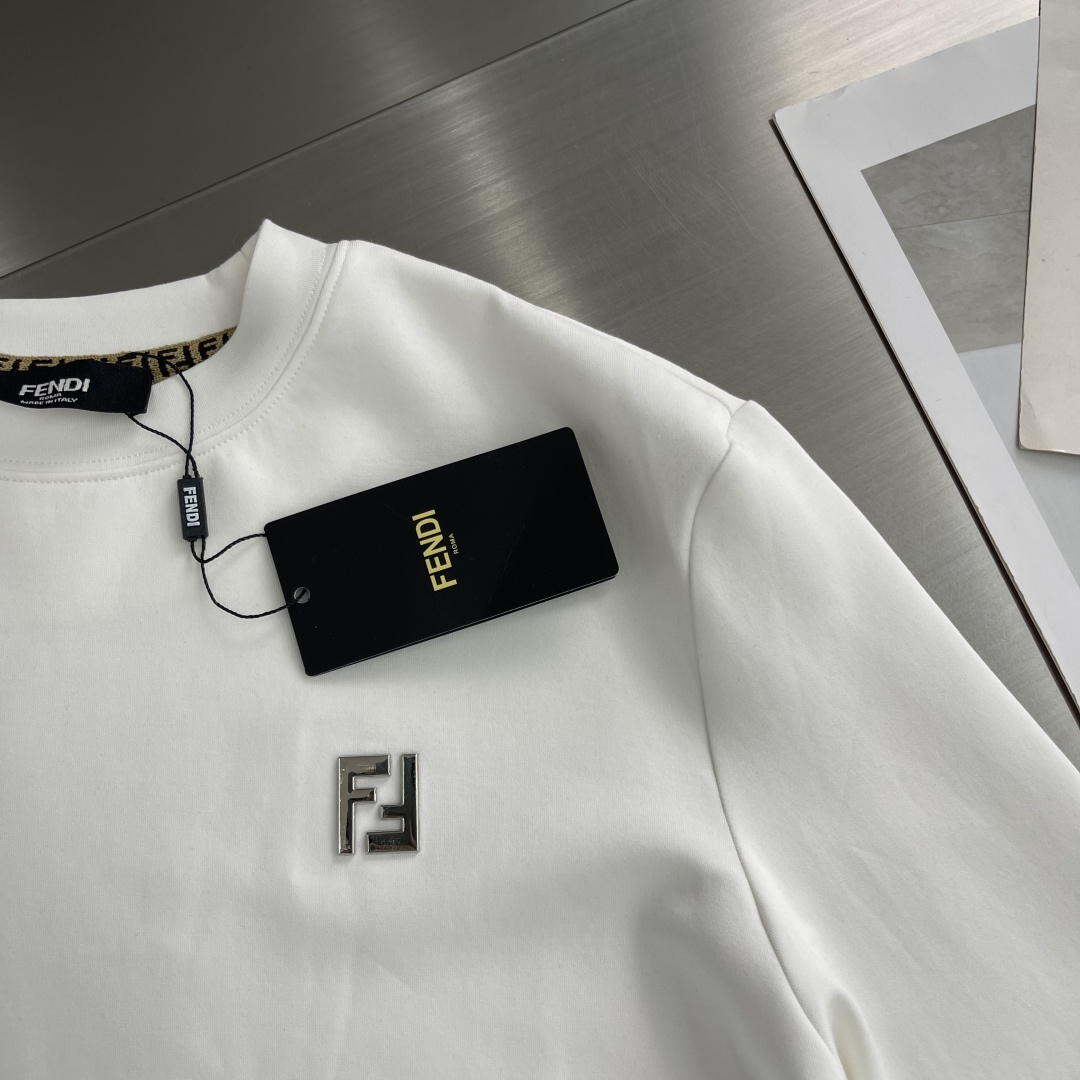 -FEND 2025秋冬新款时尚休闲打底衫长袖T恤精选进口高密度双面拉架棉面料，精致原版logo打造，舒