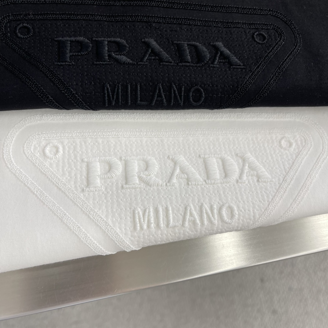 -PRAD 2025秋冬新款时尚休闲打底衫长袖T恤。精选进口高密度双面拉架棉面料，精致原版logo打造，