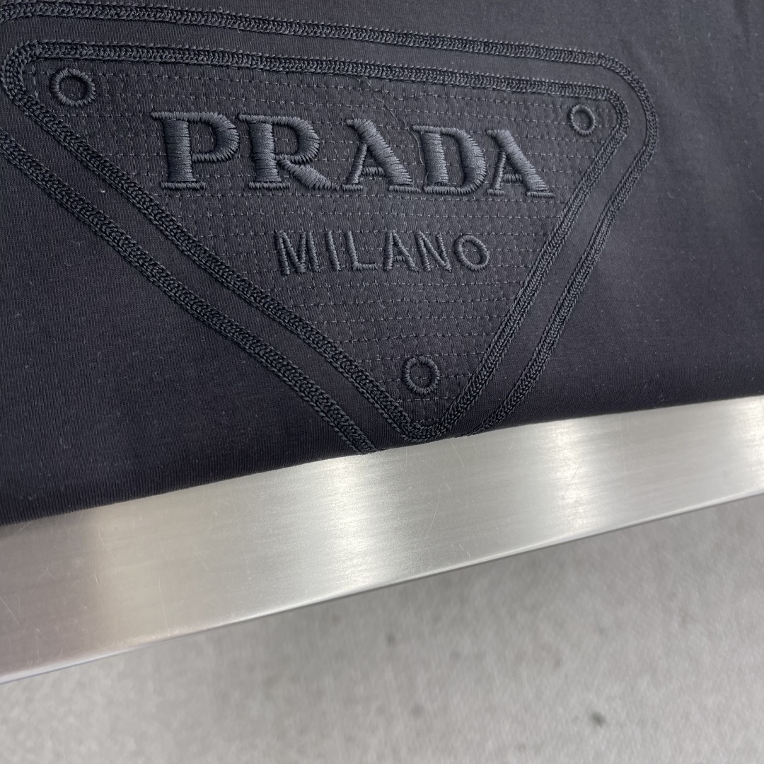 -PRAD 2025秋冬新款时尚休闲打底衫长袖T恤。精选进口高密度双面拉架棉面料，精致原版logo打造，