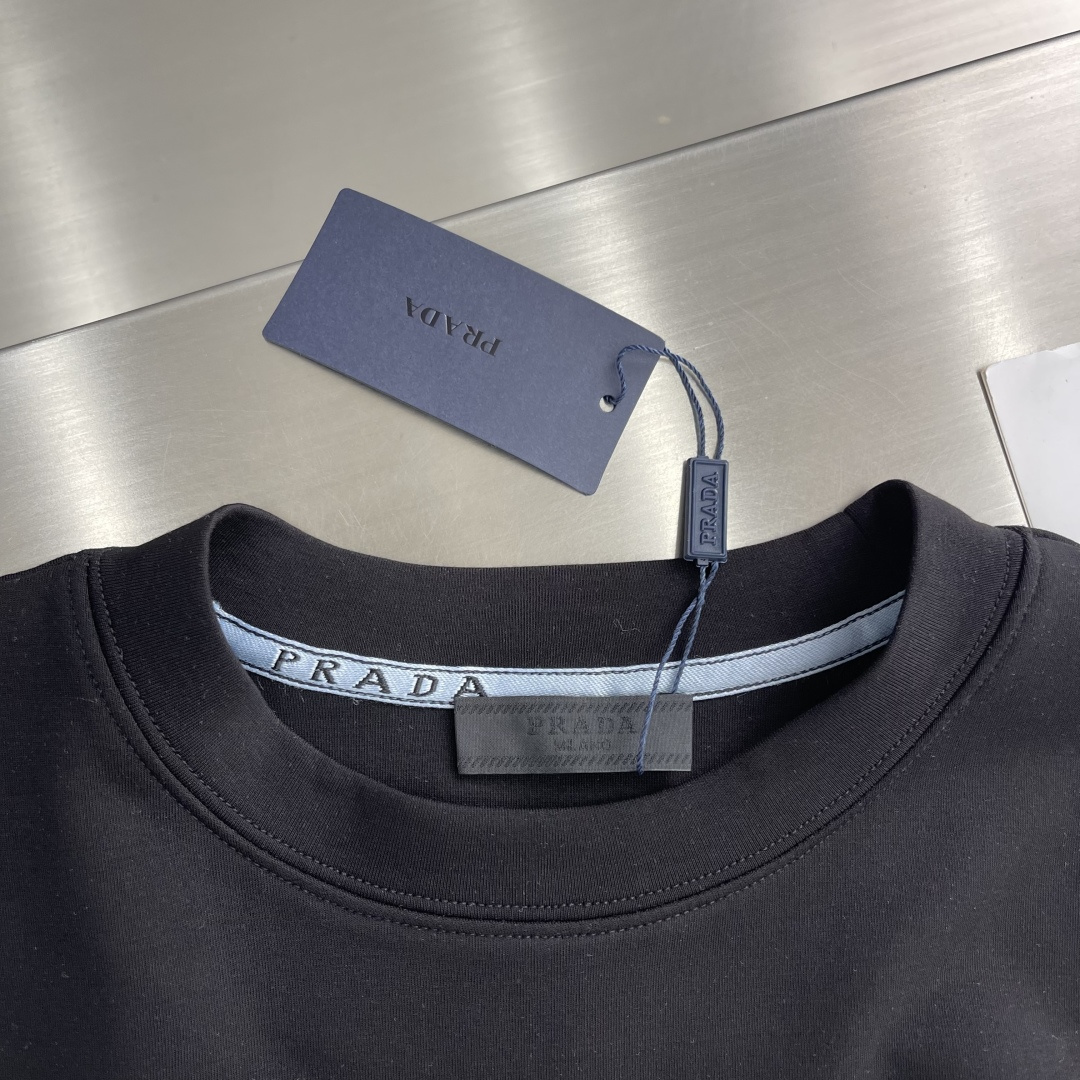-PRAD 2025秋冬新款时尚休闲打底衫长袖T恤。精选进口高密度双面拉架棉面料，精致原版logo打造，