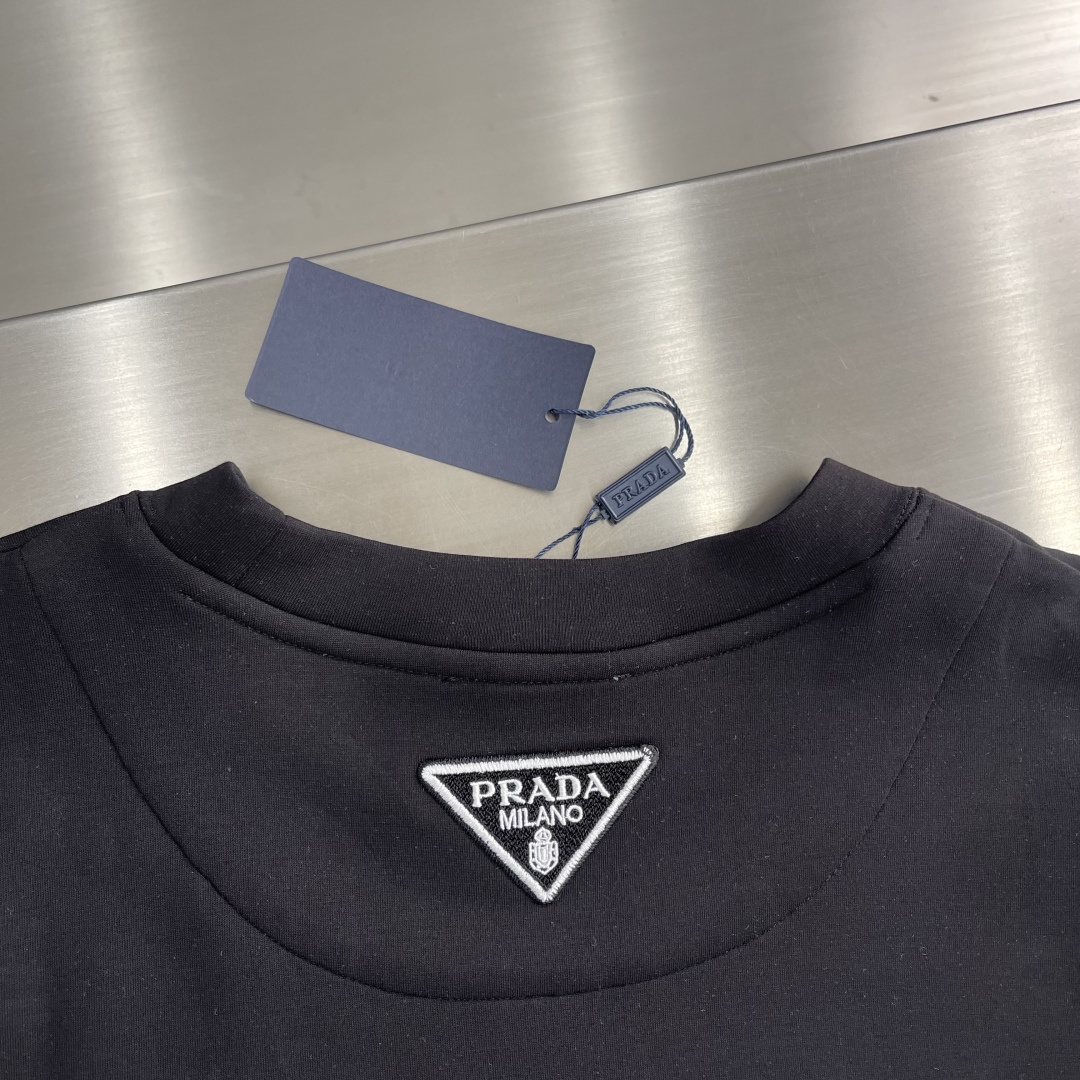 -PRAD 2025秋冬新款时尚休闲打底衫长袖T恤。精选进口高密度双面拉架棉面料，精致原版logo打造，